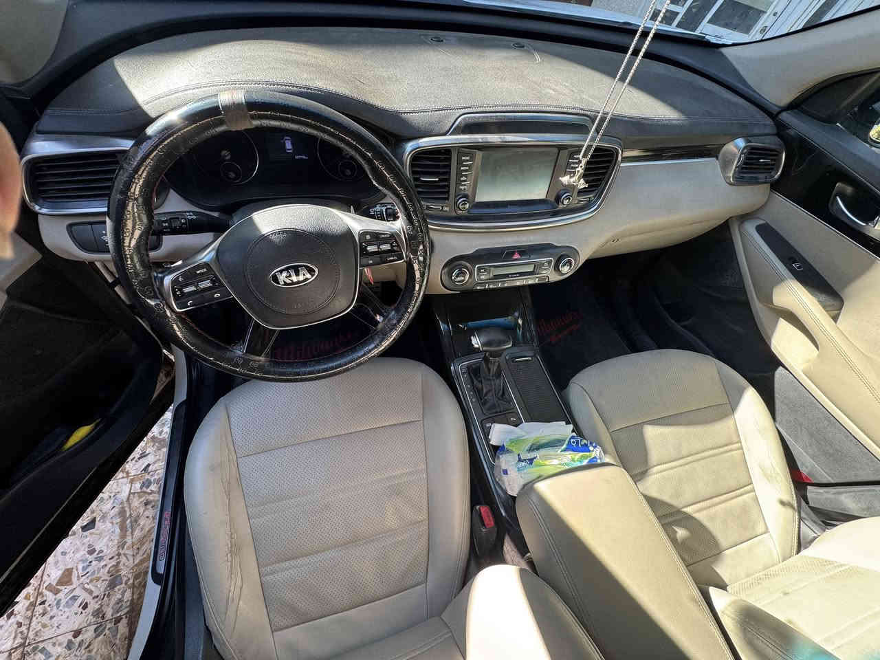 سلام عليكم سورنتو موديل 18 شكل ال 20  خليجي
فول مواصفات ماعده الفتحه 
بصمه تشغيل تقفيل 
حساسات امامي خلفي
كشنات كهرباء 
كشنات جلد 
تحكم ستيرن 
و بيها بعد هواي مواصفات 
السياره مكفوله كفاله عامه ماعده بارد بصيط  بل باب 
رقم بغداد باسمي  هزه جديده صار سبوع 
*********** واتساب فقط 
ب 245 بيها مجال
