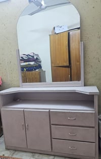 هذا الميز تواليت للبيع. السعر ١٠٠ الف تفصال خشب اصلي. وبيه مجال للتواص...