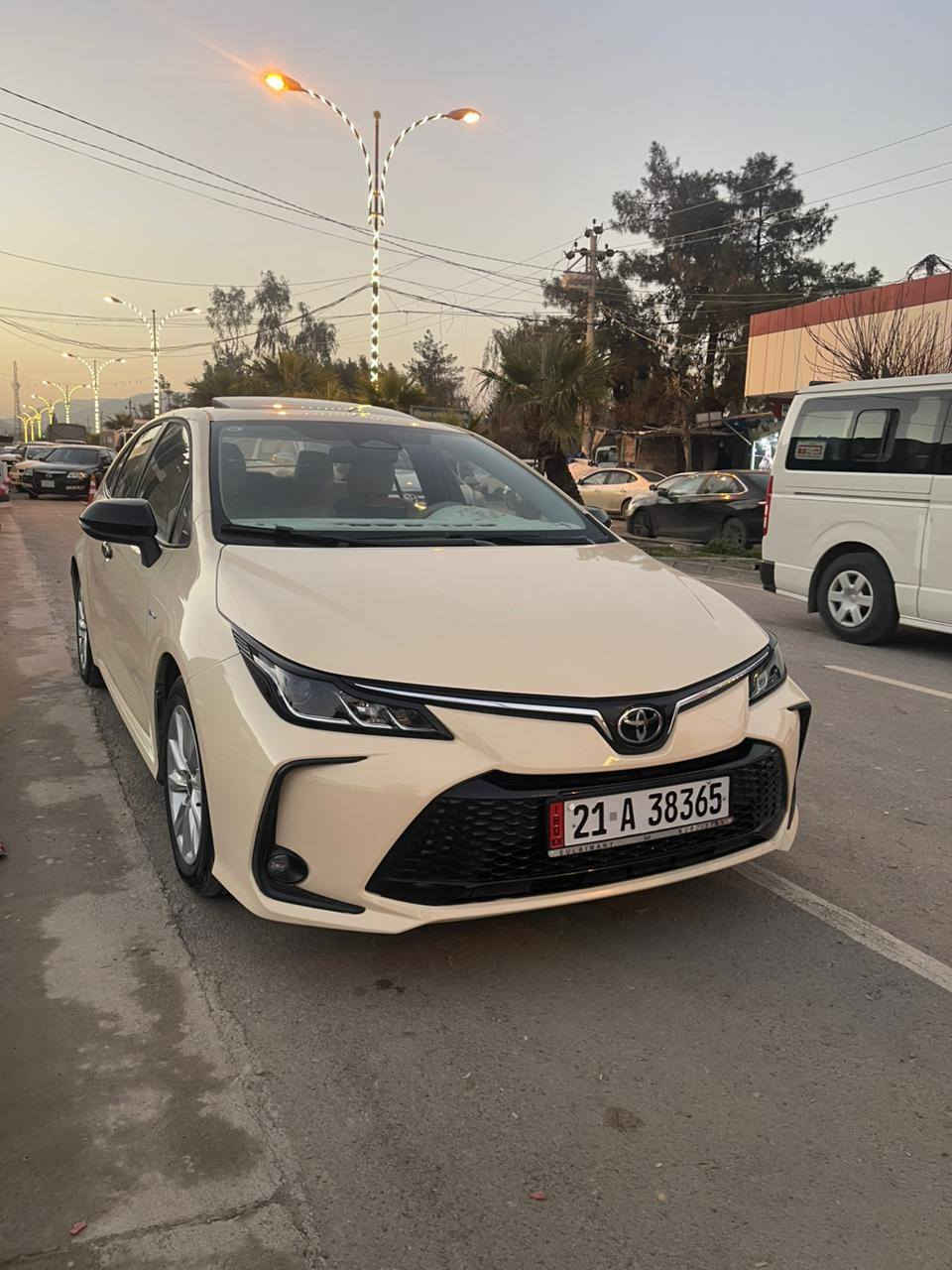 تەکسی کرۆلا 2025هایبرێد 
 تەنها 9 هەزار ڕۆیشتوە بەناوخۆمە بەسفری ڕامکێشاوە هیچی پێوەنیە تەنها دەحامی پێشەوەی شوختێکی بچوکی پێوەیە ئەوەی تر هەمووی بەشەرت.
نرخی 2دەفتەرو کەمێک معامەلە
ڕەقەم و لۆگۆ کراوە تا 2030
***********
شوێن ڕانیە رانية, السليمانية
