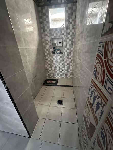 دار سكن طابقين مساحه 60 متر حي الحكيم منطقه تبليط  طابو زراعي سند 25   بناء حديث اساس رفت  تحت الانشاء 80‎%‎  صاله استقبال صحيات مطبخ وطارمه طابق ثاني غرفة نوم صحيات  وسطح عدد 2  بالكونه السعر. مراسله واتس *********** استلام مفتاح عند البيع
