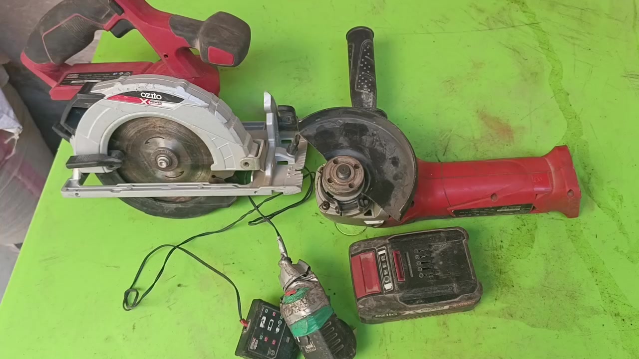 كوسره ومنشاراوزتو حجم القرص ٧ آنج مع بطاريه ٤ إمبير مع شاحنه الشاحنة عاطله فقط الباقي كلهن شغالات ب١٠٠ ألف كلهن بغداد مدينه الصدر ***********بي وتساب
