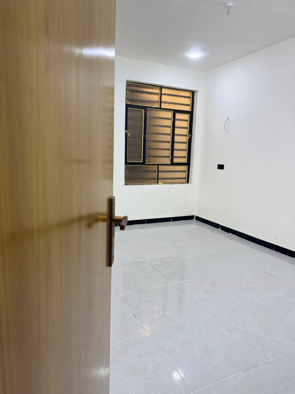 السلام عليكم 
بيت للإيجار – جديد 
مساحة 100 متر 
جاهز من خدمات كامل مكمل من كل نواحي 
يحتوي ع استقبال مطبخ خدمات غرفه نوم وصاله 
الطابق الثاني يحتوي ع سويت وصاله وغرفه نوم
جاهز من كل النواحي 
/ حي دجلة نهاية شارع الصفوة قرب أسواق الياقوت
***********
