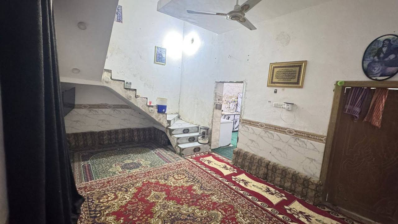 السلام عليكم بيت للبيع بحي الامام المهدي مساحه ١٠٠متر مربع طابوق كونكريت طابق واحد غرفه وصاله ومطبخ واستقبال وصحيات بنيان جديد على شارع ٤٠ للتواصل ***********
