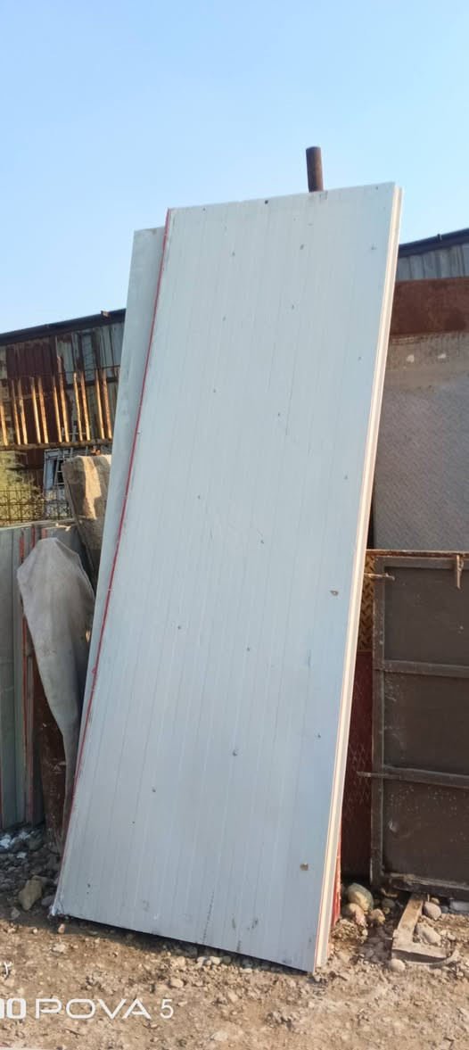 سلام عليكم شبابيك بلاستك العدد 5 بعدهن جدد متر في متر سعر الشباك 30 الف  و موجود سندويج طول 3 متر العدد 6 بيهن زروف براغي بس ما مزروفه بس طبقه الوله سعر القطعه ب 25 مكاني بغداد مدينة ***********
