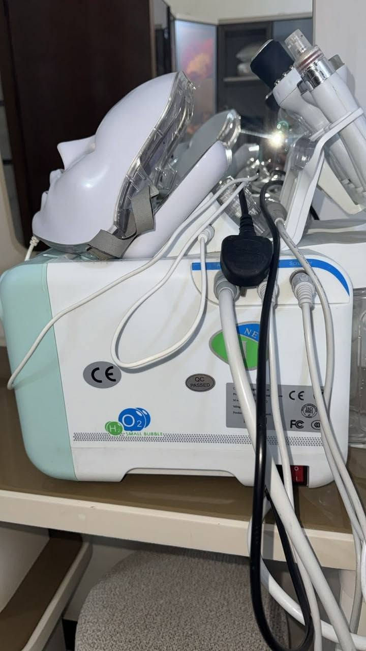السلام عليكم 
هايدرو فيشال 9 هاند مع كت اوكسجينو استخدام قليل مع جهاز بخار وجهاز ديرما بن جديد ما مستخدم 
السعر ٤٠٠ متوفر توصيل 
***********

