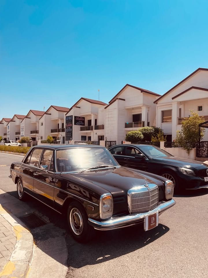 للبيع: مرسيدس بنز 220 كلاسيك - موديل 1969
😍
49,000km ماشي
فرصة مميزة لعشاق السيارات الكلاسيكية، سيارة بحالة فنية ممتازة وتجمع بين عراقة الماضي وراحة الحاضر.
مواصفات السيارة:
الحالة: السيارة بصبغ الوكالة (خالية من الحوادث)، مع وجود بعض الرتوش البسيطة في أماكن متفرقة.
الأصالة: السيارة بجميع قطعها الأصلية (بلاد).
التعديلات: تم تحويل ناقل الحركة (الگير) إلى "أوتوماتيك" لسهولة القيادة.
الإضافات: مجهزة بنظام تكييف (تبريد) يعمل بكفاءة.
الداخلية: فرش داخلي بلون "قيسي" فاخر وأنيق.
الضمان: الوكالة مضمونة وشرط الفحص.
الموقع: أربيل.
للاستفسار عن السعر أو للمزيد من المعلومات، يرجى التواصل عبر الاتصال أو إرسال رسالة على الرقم التالي:
📞 ***********
