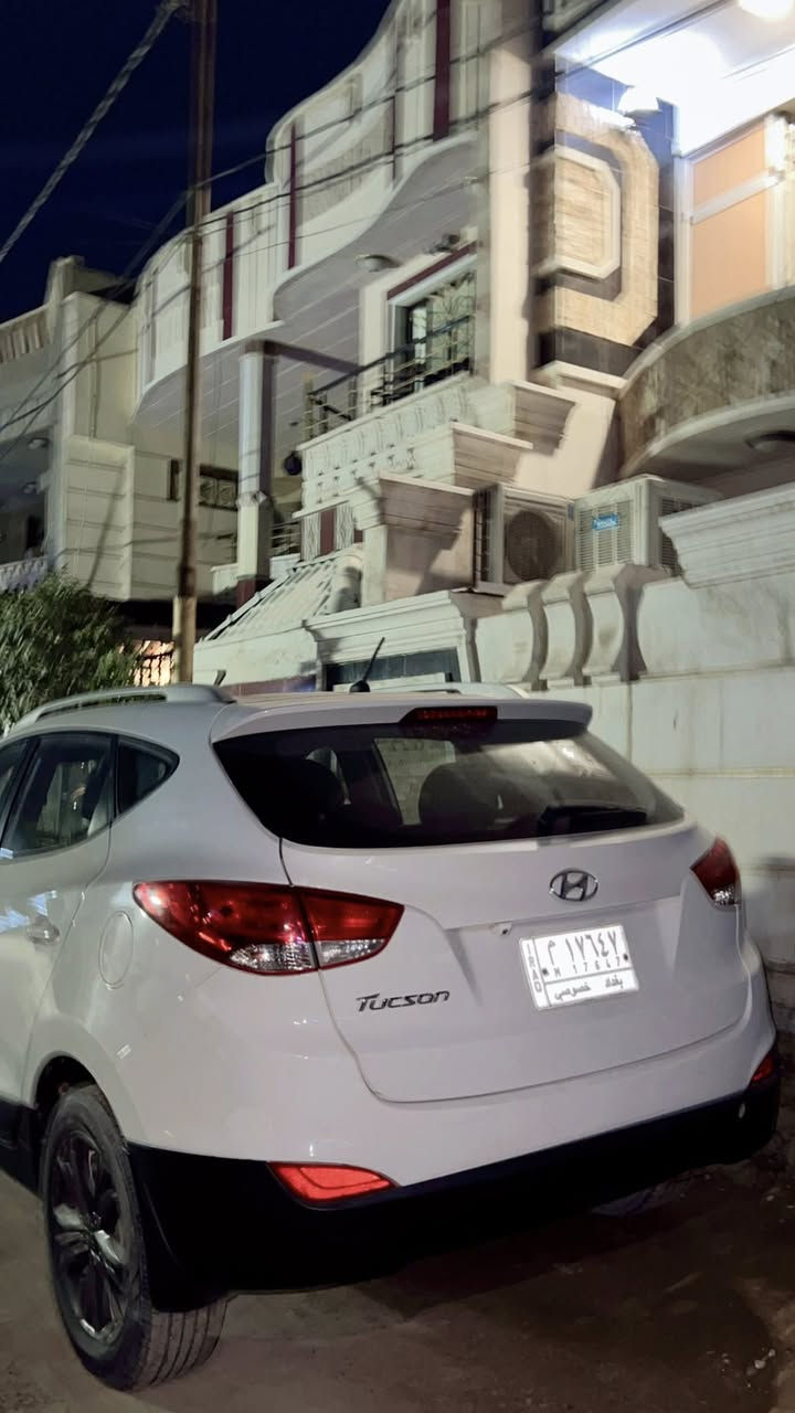 سلام عليكم                                                              توسان للبيع موديل 2015 خليجي السياره نضيفه وحلوه وعلى أيدي بيها قطعتيني بل عراق بابين وبس وبيها ملاحضات بسيطه موضحة بل صور مع السونار.  

🏵️الموصفات
☑️مقاعد جلد
☑️تبريد خير من الله 
☑️شاشه جبيره 
☑️كأمره خلفيه 
☑️محرك 2000
☑️ماشيه ١٣٠,٠٠٠ ألف كيلو
☑️تحكمات ستيرن
☑️سماعات ١٤
☑️فول 
السياره حلوه ونضيفه والي يحب يجي يشوفها السياره موجوده بغداد 
والي يحب يتصل هذا الرقم بي واتساب ‭٠٧٩٠ ١٦٩ ٨٧٠٩‬
والسعر ارخص من السوك بهواي السعر ١٣١ ألف دولار يعني شده و٣١ ورقه وبيها مجال للغوالي                  وشكرا. 🌸
