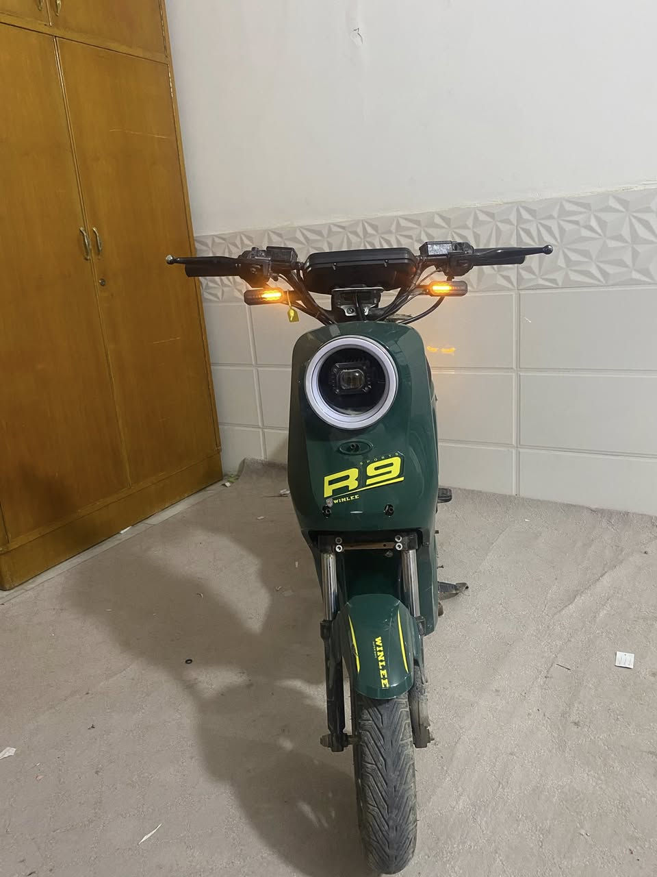 السلام عليكم دراجه R9  2026 بطاريات 32امبير 5بطاريات كلهن نضيفات شاحنته الاصليه صارله اقل 5 من طالعه من الوكيل الشحن مالهه حلو وما تصرف السعر 375 وبيه مجال قليل
الرقم :***********
