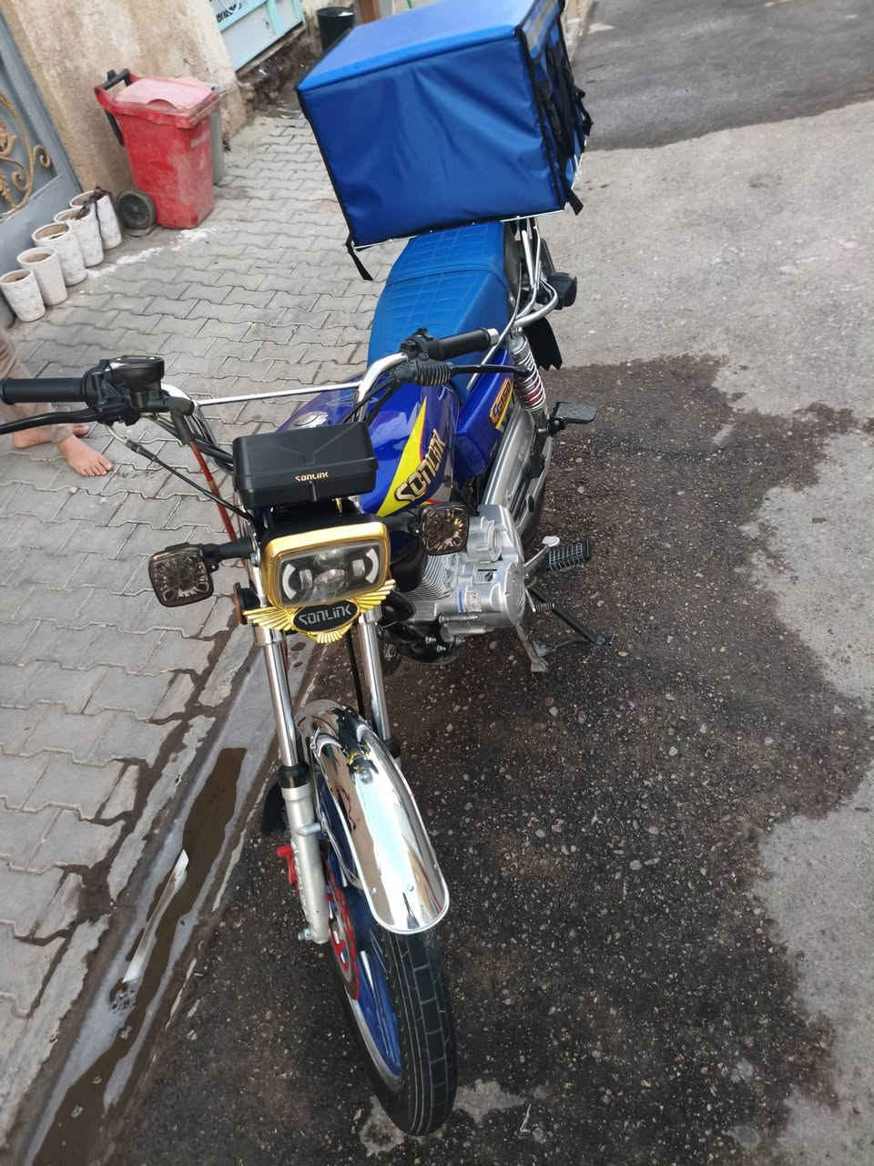 سلام عليكم دارجه سونلنك ناما برو سلف5 كير كهربائيات كلها شغاله تشغيل عن بعد رقم وسنويه ب اسمي سنويه تقره موديل 22 والدراجه موديل 23 صندوق حاطه لغرض غراضي شخصيه اخذتها زيرو ومشيتها على ايدي ما مشتغل بيها دلفري ولا يوم تجي شوف بعينك نضافه الدراجه رقمي *********** 
السعر 1500
