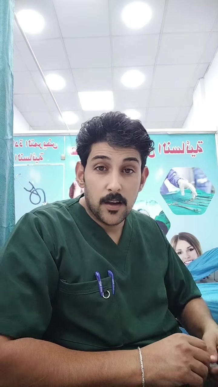السلام عليكم 
عندي موضوع بسيط وياكم على الحجامه 
حجامه المتميزين التمريضية
موقع شارع الخليج بصف البنزين خانه الداخلية بصف همبركر خيري بصف صيدلية ركن الخليج 
التواصل ***********
......
✔️ ما هي الحجامة؟

الحجامة (Cupping Therapy) هي أسلوب علاجي قديم يعتمد على وضع كؤوس على الجلد لإحداث شفط خفيف، وقد تكون:

حجامة جافة: شفط فقط بدون جروح.

حجامة رطبة: شفط ثم خدوش بسيطة لإخراج كمية قليلة من الدم.

---

✔️ الفوائد الشائعة للحجامة (بحسب الدراسات الحديثة)

> مع التنبيه أنها علاج مساعد وليس بديلًا عن الرعاية الطبية.

1. تخفيف الألم

تُستخدم بكثرة لآلام الظهر والرقبة والكتفين والصداع النصفي.

يُعتقد أنها تزيد تدفق الدم وتحفّز استرخاء العضلات.

2. تحسين الدورة الدموية

يساعد الشفط على زيادة تدفّق الدم في المنطقة المعالجة، مما قد يساعد على:

تخفيف الالتهابات الخفيفة

تسريع الشفاء في بعض الإصابات العضلية

3. تقليل التوتر والقلق

لأنها تساهم في استرخاء الجسم وتحسين الإحساس العام بالراحة.

4. تخفيف بعض أعراض الأمراض المزمنة

بعض الأشخاص يجدون تحسنًا في:

ألم المفاصل

الشقيقة

آلام ما بعد الإجهاد الرياضي

> لكن الأدلة العلمية متفاوتة، وليست قوية بما يكفي لاعتمادها علاجًا رئيسيًا.

---

✔️ هل الحجامة آمنة؟

عمومًا نعم إذا أُجريت لدى مختص مُرخص وبأدوات معقمة.
وقد تظهر آثار بسيطة مثل:

احمرار

كدمات خفيفة

ألم بسيط في المنطقة

---

✔️ من يجب عليه تجنب الحجامة؟

من يعاني من فقر دم شديد

من يتناول مميعات الدم

المصابون باضطرابات جلدية في مكان الحجامة

الحوامل (خاصة أسفل الظهر والبطن)

مرضى السكري في حال بطء التئام الجروح
