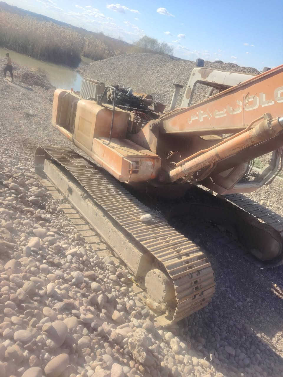 السلام عليكم للبيع حفاره فيات هيتاشي حجم ٢٠٠ موديل ١٩٩٧ منفيس محرك شرط ما ينقص كيله جديده مضخات خير من الله زناجيل كله جديد السعر ١١٠ معه مجال الاستفسار *********** صلاح الدين الشرقاط
