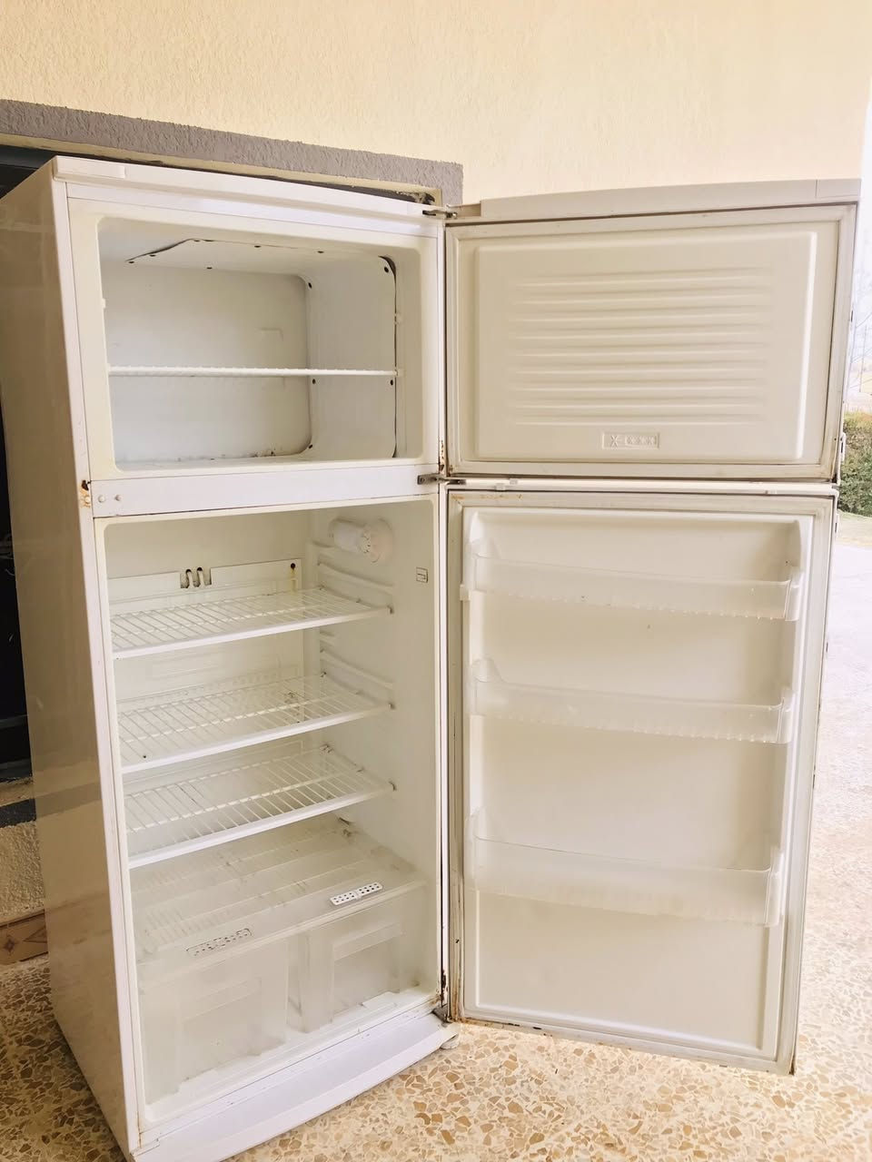 السلام عليكم..#ثلاجة_للبيع
يوجد ثلاجة للبيع نظيفة وشغاله كاملة تبرد وتجمد..
السعر 190 وبيها مجال 
***********
