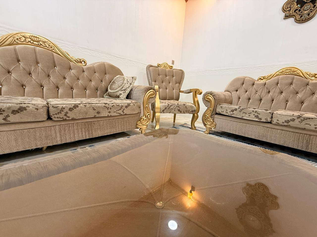 السلام عليكم

تخم تركي ملكي 10 مقعد مع طبله وسطية 

نظافة 90 ‎%‎

الموقع تكريت حي القادسيه 

للأستفسار   ***********

— في ‏‏تكريت‏‏.
