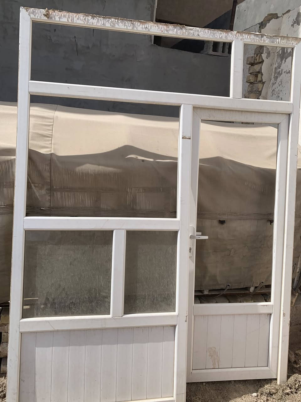 جام خانه كامله هيه والجام لبيع
السعر 250 
الطول مترين ‎%‎العرض متر ونص تقريبن 
التصال ***********
