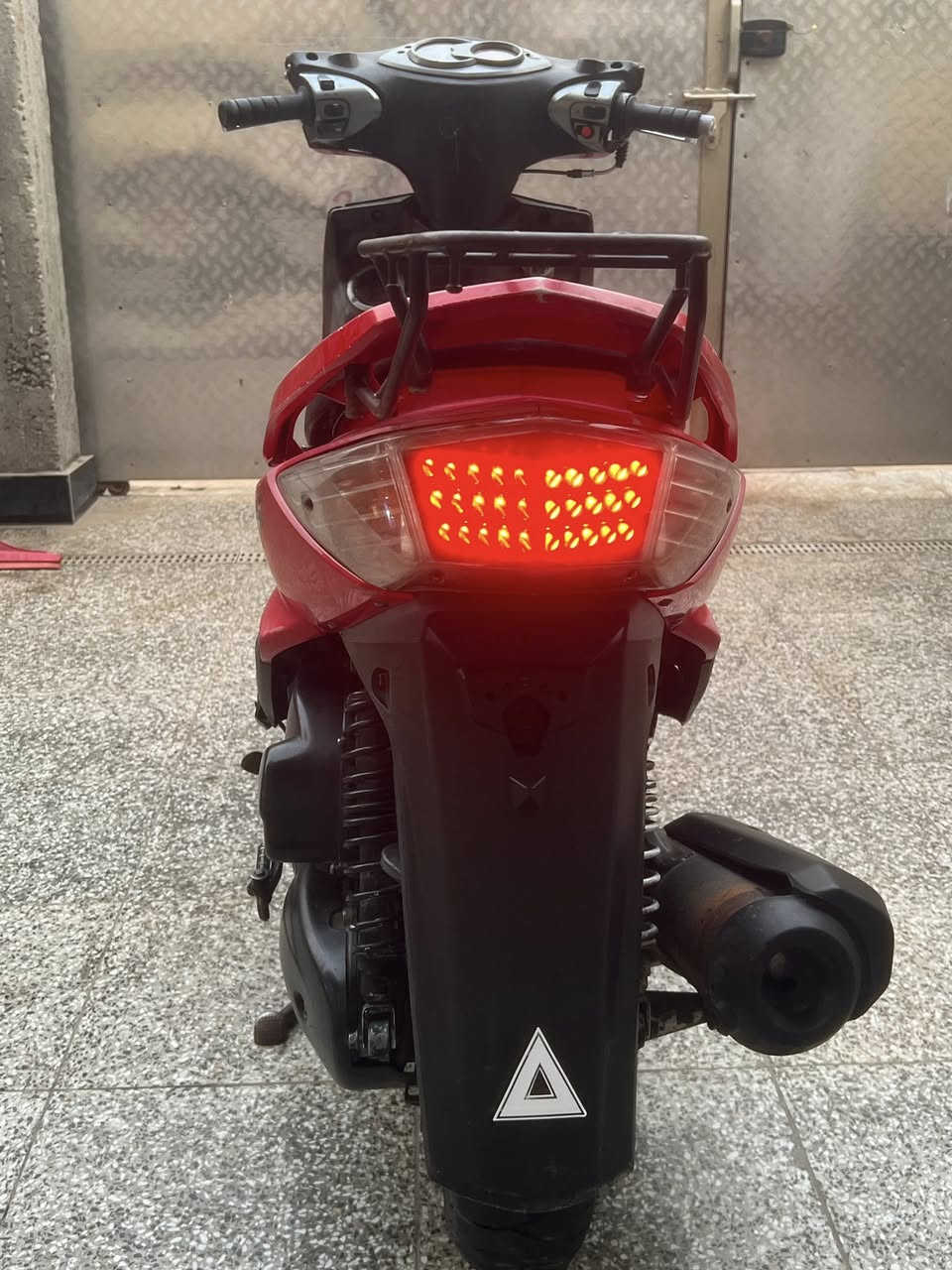 سلام عليكم دراجه سكنس فحل كابريتر دراجه يرادلها ملاحضات بسيطه سعر ٥٠٠بيها مجال العنوان بغداد رقم ***********
