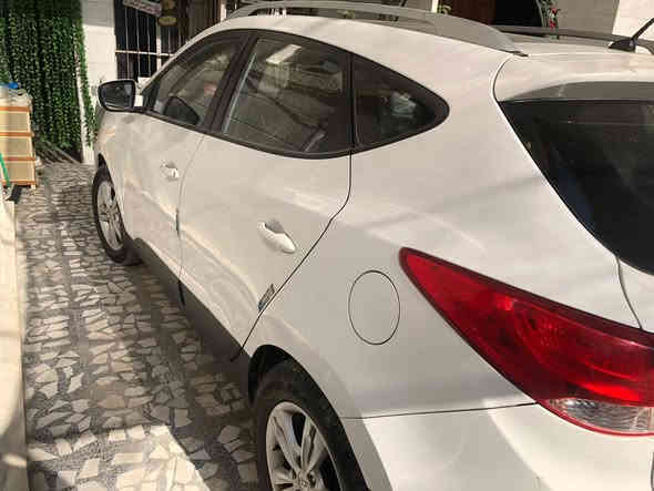 السلام عليكم عندي توسان موديل 14 سيارة نضيفة ما عدا الباب اليسر بي شخطة كما في الصورة  ماشية 107 كيلو متر السيارة بسمي من الاستلام رقم جديد المكان بغداد الأمين الثانية السعر 160 وبي مجال .
الاستفسار 
***********
