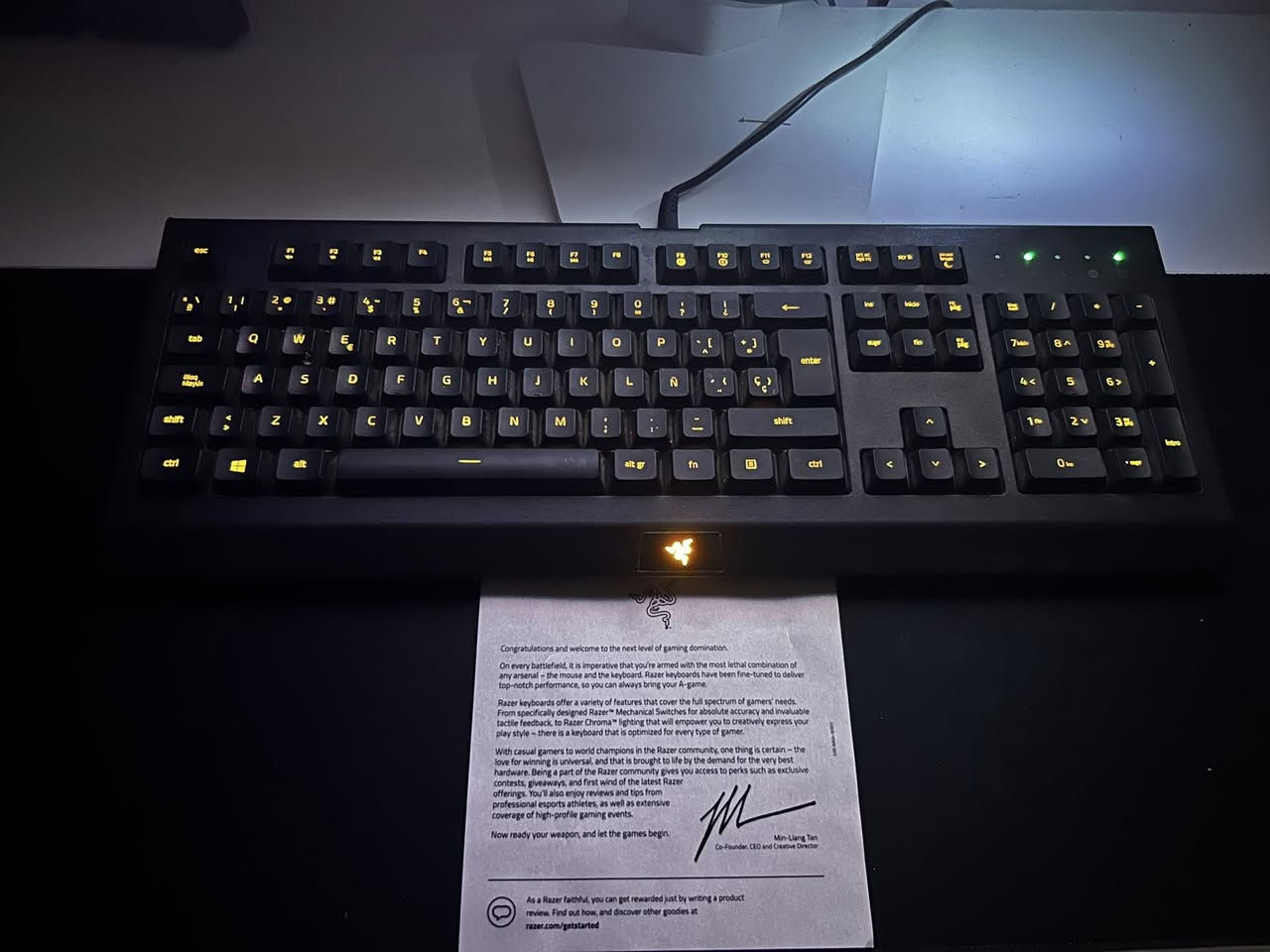 للبيع: كيبورد Razer Cynosa Lite (أصلي)
أهم المواصفات:
• إضاءة RGB كاملة: مدعوم بنظام Razer Chroma بأكثر من 16 مليون لون.
• تفاعل مع الصوت: ميزة Visualizer تخلي الإضاءة تتحرك مع الموسيقى والألعاب.
• تحكم كامل: يتصل ببرنامج Synapse 4 لتغيير الألوان وبرمجة الأزرار.
• Gaming Mode: خاصية قفل زر الويندوز لمنع الخطأ أثناء اللعب.
• أداء احترافي: يدعم ميزة Snap Tap لسرعة استجابة خرافية في ألعاب الشوتر.
الحالة: نظيف جداً
العنوان بغداد 
 رقم ***********
