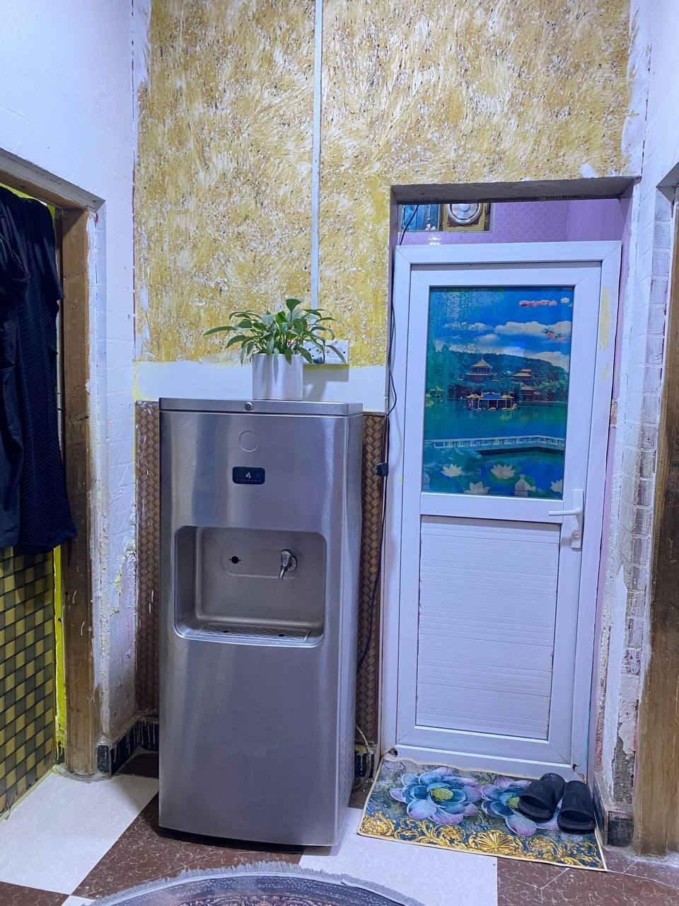 بيت بل جزيره قرب مدرسة الصقر 
130متر 
عدد الغرف2  ٤في ٣ 
استقبال 1
مطبخ 1ملحقات حمام داخلي اتصل على هذه رقم ***********
