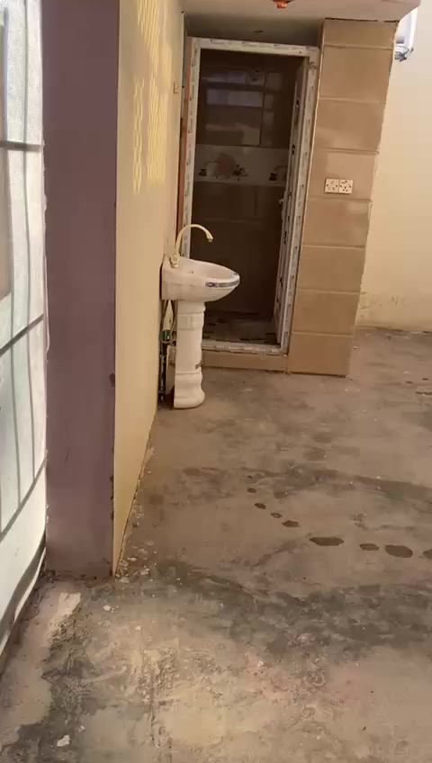 دار سكني للبيع زراعي طابو صرف 
مساحة 150متر
واجهة7.5×نزال20
غرفتين نوم +صالة كبيرة
استقبال+ومطبخ
صحيات داخلي و خارجية 
سيراميك ارضية و جدران 
الموقع تحرير الزراعي نهاية شارع محمد ليلة
السعر التواصل على الرقم ***********
علما ان البيت مؤجر حالين
