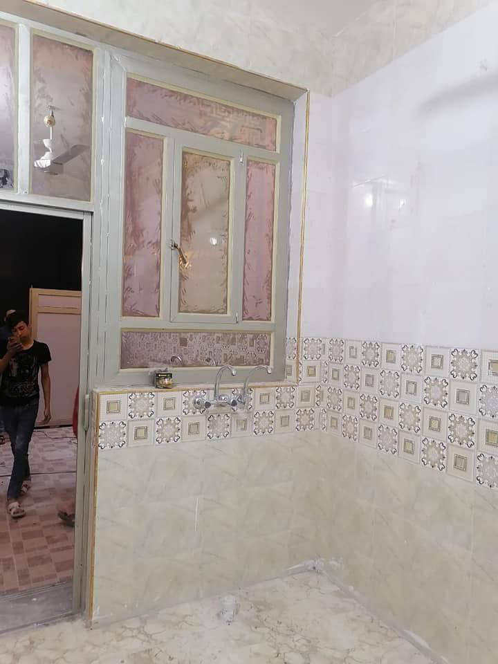 سلام عليكم 
بيت للايجار في حي الشهداء خلف بسكولات قرب مجمع البرديني 
يتكون من ثلاث غرف نوم وصالة ومطبخ واستقبال وكراج كما موضح في الصورة بدل الايجار 450 وبية مجال بسيط 
للاستفسار الاتصال على الارقام التاليه 
*********** واتس اب 
***********
