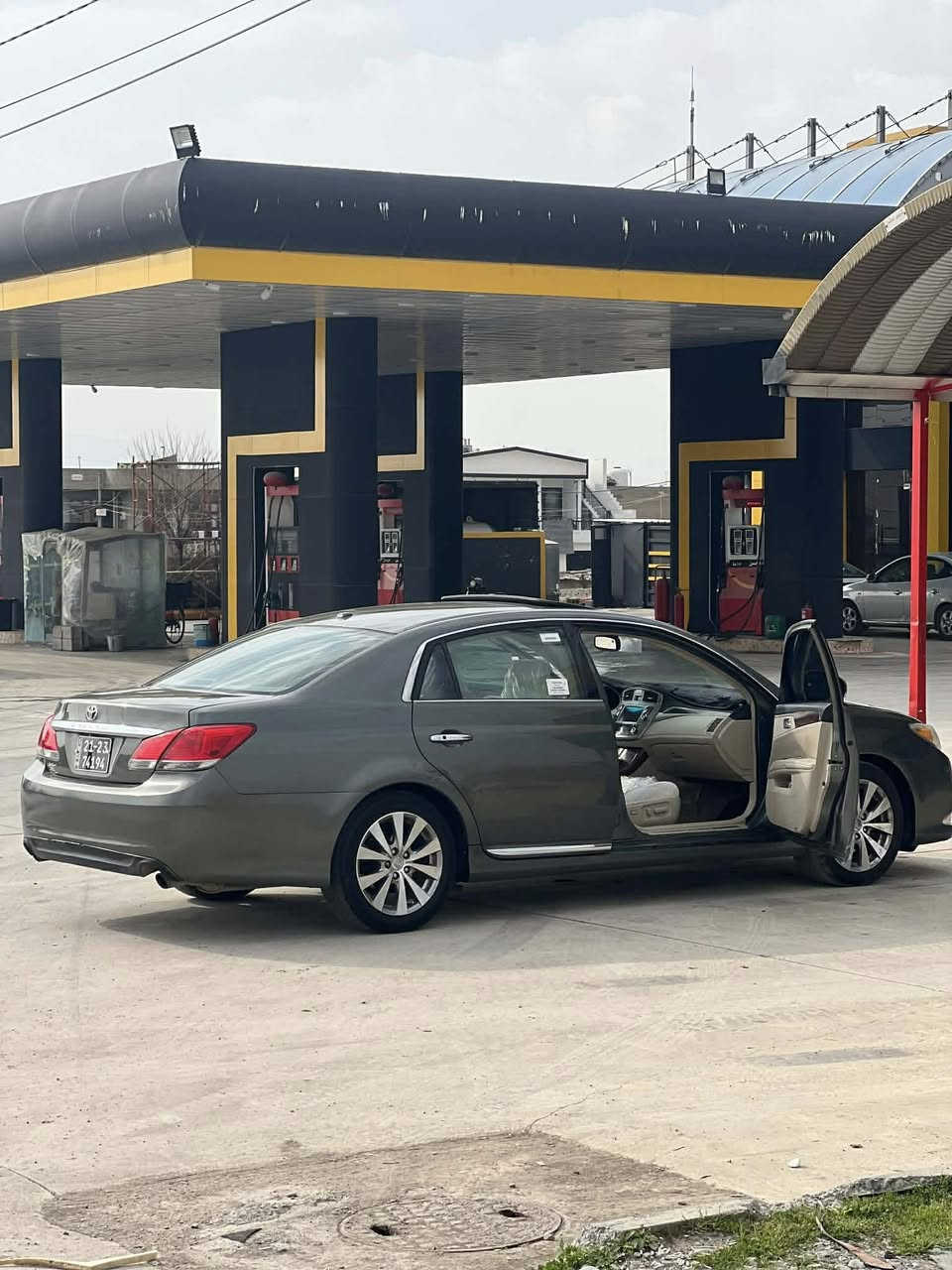 سەرەتا بەناوی خوا
نەرمە لۆن واتا ئەڤە لۆن 

رێک شەریکەیە 

دەعامی بۆ دەعامی بە شەرتی هەزار فیتەر 
سەیارەکە ئی مالەوەیەو چرکەی تیا نیە 
پێشو پشتی کەپسە 
 بەسمەیە 
سڵایتە 
کوشن ساردو گەرمە 
کوشن غەزنە
کامیرای دواوەی هەیە
برێکی بەستراوە
پاتری تازە گۆراوە 
جوار تایەی لۆک 
160 هەزاری هەقیقی رۆشتوە 
بۆ شوختو چالو قەپو قوپ مەگەرێ
مەودای دو بست لە پێشە سەقفەکەی مەیلەو کەجەل بوە
سەیارەکە زۆر زۆر بێ مەسرەفە 
چرکەی تیانیە ماشاللە 
سعری 72معامەلەکی کەم

***********

***********
