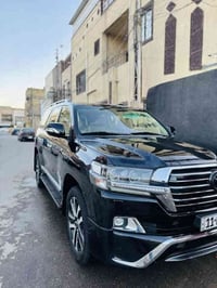 للبيع تيوتا لاند كروز موديل 2018 السيارة بريم كرسي 3دكم 8ايرباك  والجك...