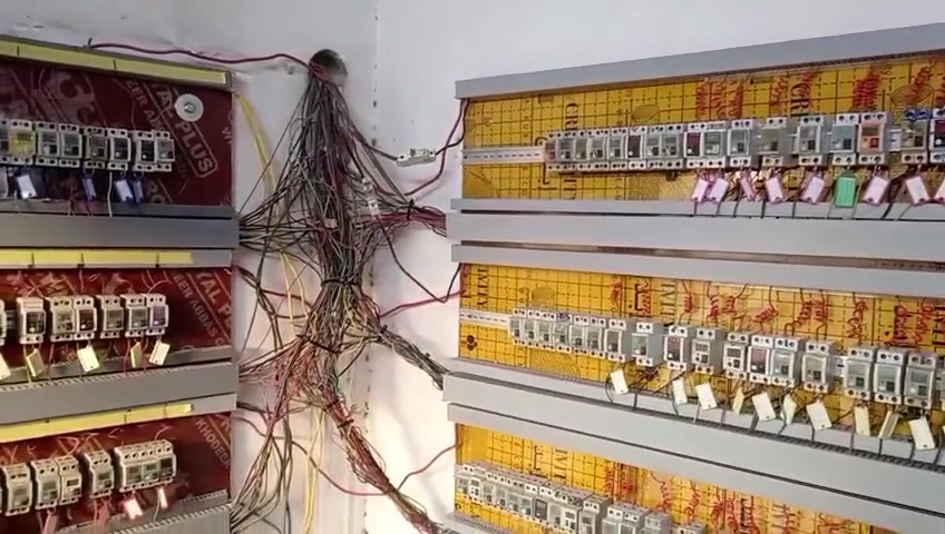 سلام عليكم اخوان احنه كادر لتصفية وترتيب وايرات المولدات انشيل الواير التالف والمتروك ونرتبه مثل الضفيره عندك نقل جوزات او بوردات تنضيف التيوله اتصل وتدلل ***********
