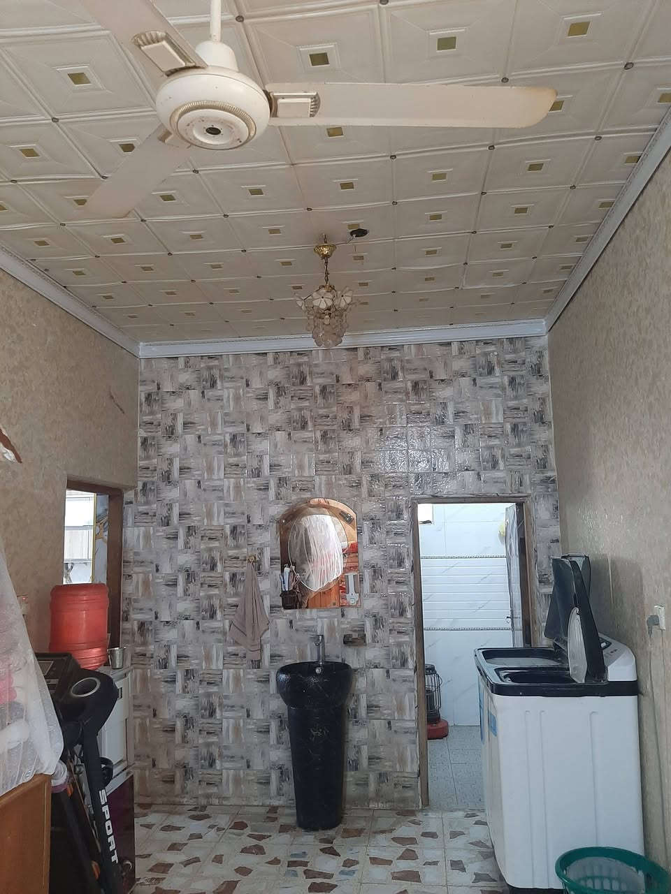 السلام عليكم بيت للبيع مساحة الكلية ٥٦٣ م سند الارض ١١٧ على شارعين البيت يحتوي ٣ غرف نوم ٥ في٤صافي استقبال ٤وربع في٩ صافي كليدور مطبخ بارد ومطبخ حار منعزل حولي ٣في٦ الترك الخلفي٨٠ م يرهم مشتمل على شارع ٣حمامات واحد سويت  ٥ نخلات يحملن حديقة طرمة گراج يتسع ٣ سيارات العنوان بغداد بوب الشام النزلة الفرع الاول السعر ( ١٧٥) للاستفسار اكثر (***********)
