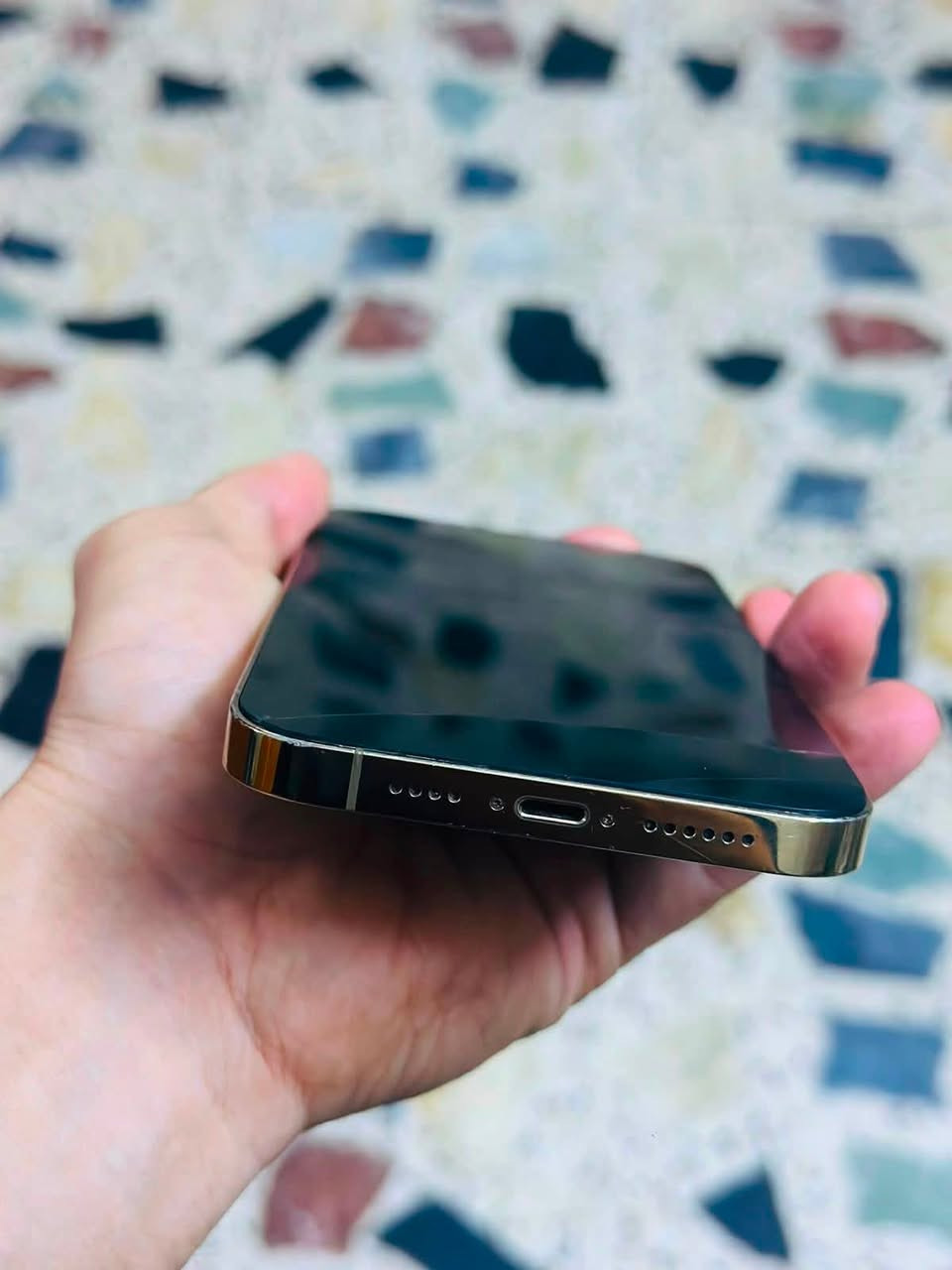 ايفون ١٣ برو ماكس 
بطارية ١٠٠٪؜ جهاز نضيف 
شاشه بيها فطر جوة الشاشة وبيه شوي سواد أثر الوگعة واضحة بالصور 
مستبدل شاشة اصلية درجة اولى old  + بطارية اصلية 
الجهاز كلة شغال السعر | ٣٢٥ 
مدينة الصدر | ***********
