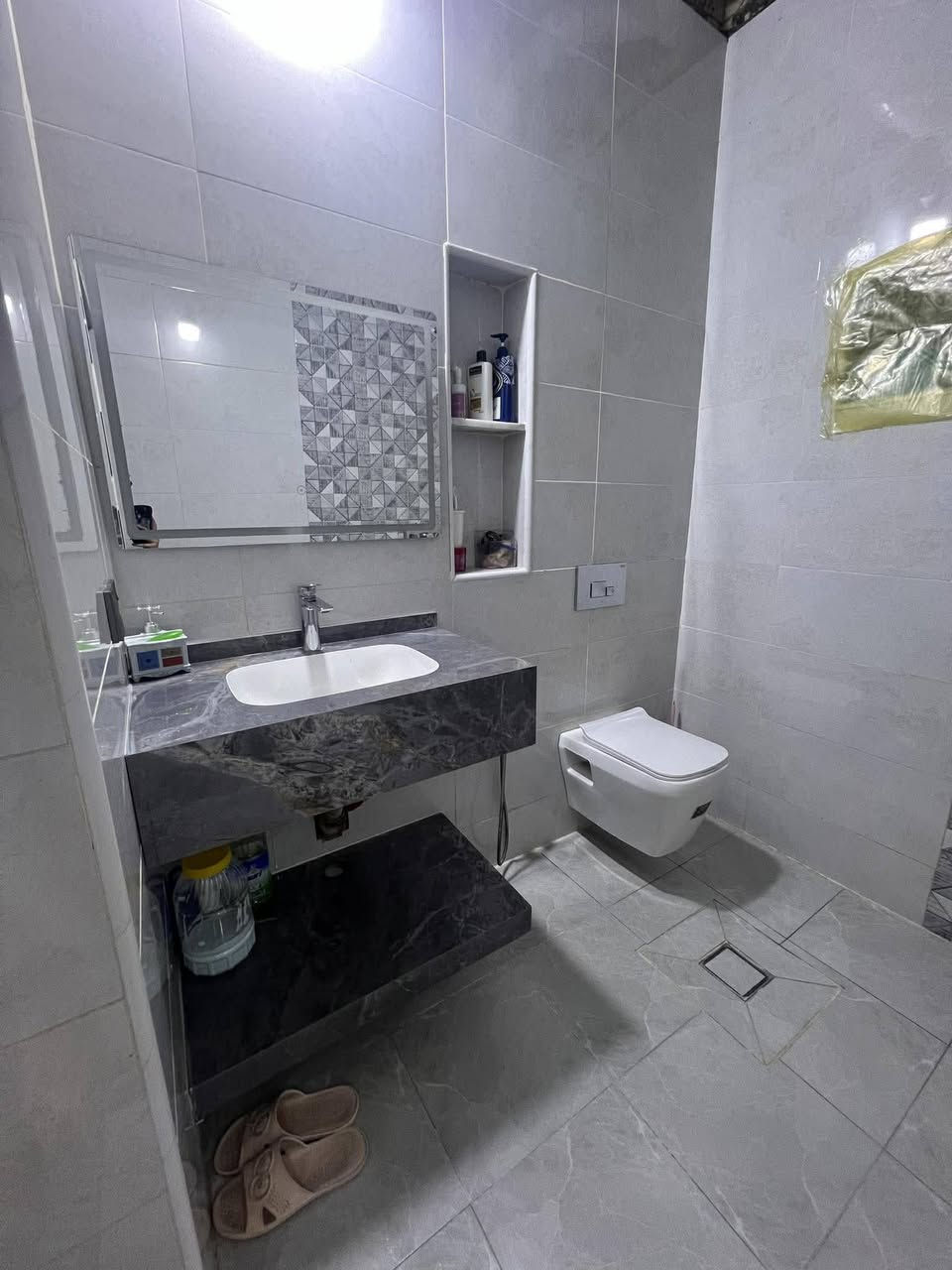 السلام عليكم بيت للبيع في منطقه ١٠/٣ منطقت ٧٠٠٠ قريب عل شارع مساحه البيت ١٠٠ متر البيت مدخلين استقبال وممر يحتوي على ثلاث غرف نوم والبيت كامل ونضيف نقص  فقط ارضيه وبيبان داخليه ومحجر  لمعرفت مراسله او الاتصال على رقم ***********
