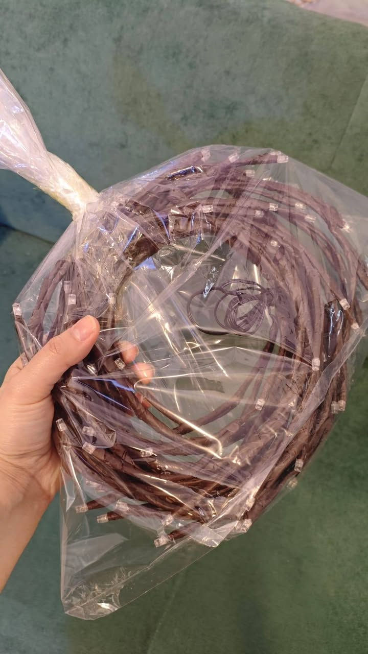 نشرة ضوئية زينة بيتية أو مكتبية 
بكل مكان تكدر تخليها ديكور
اللون خشبي مثل الي بالصورة 
الطول مترتين تشتغل ع كهرباء 
الاضاءة شمسية سستم 3 وضعيات 
للحجز على خاص 
أو مراسلة واتساب ***********
توصيل لكل محافظات توصيل
