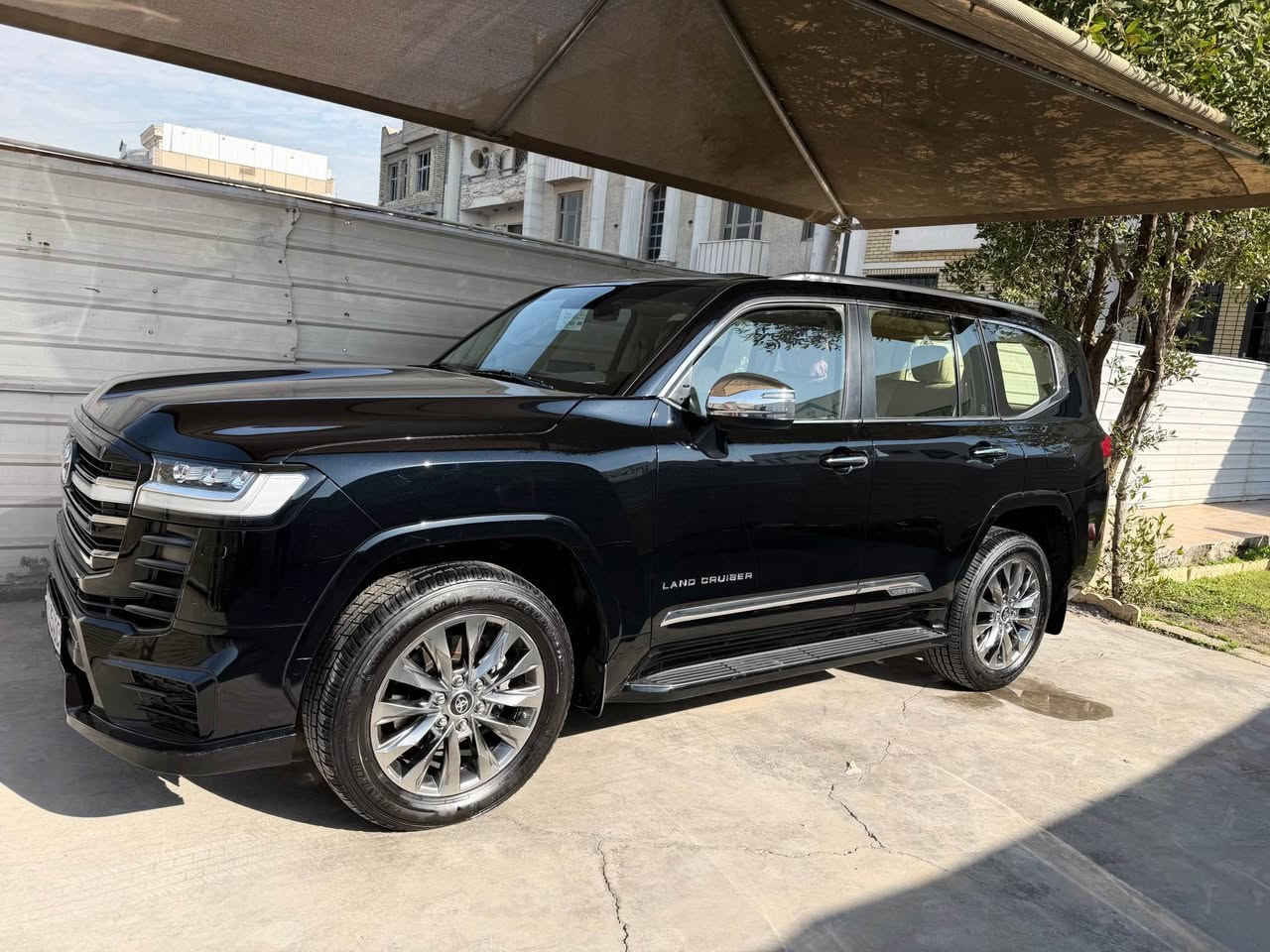 لاندكروز 2022 ( VX -SAS) توين توربو  ام الضمان رقم شمالي فول الفول بدون صبغ ولا تبديل الموصفات معرفه VX فول الفول ماشيه 63 الف كيلو السعر 66 الف دولار بيه مجال الرقم *********** بغداد, العراق
