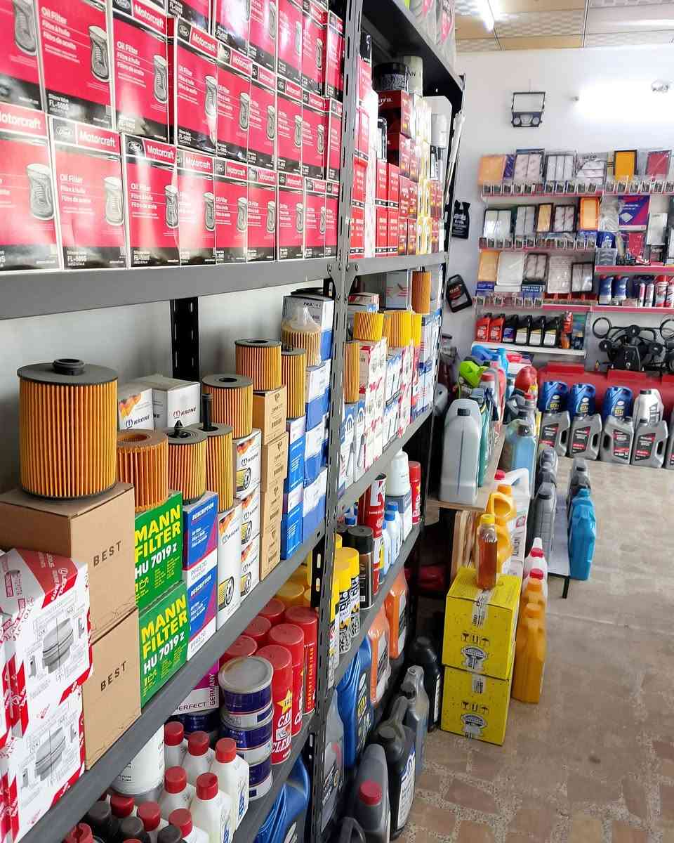 محلات وخدمات سنتر فورد للصيانه وتغير زيت جميع انواع السيارات وفحص وتشخيص الاعطال بالكنبيوتر وفحص وتنظيف النوزلات العنوان كركوك حي العسكري خلف جامع المعراج رقم الموبايل ***********
