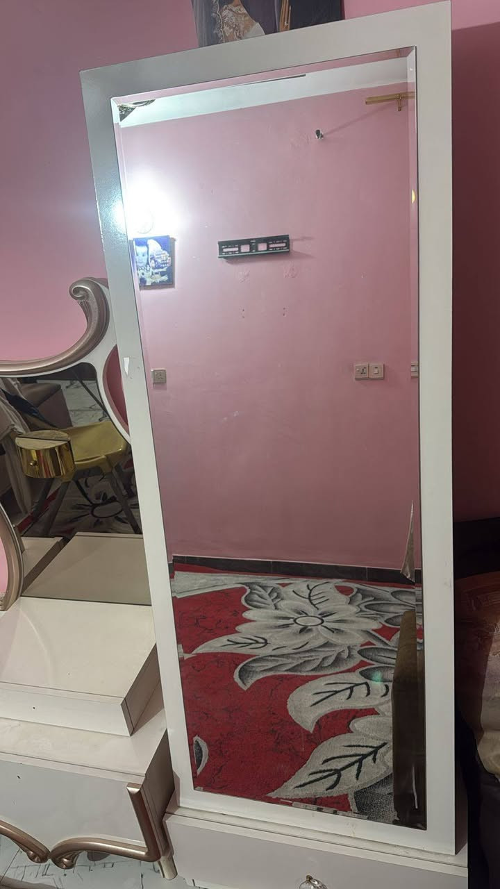 سلام عليكم غرفة مودرن تركي الخشب الثقيل درجة اولى 9 قطع نسبة النضافة 95 ب مية اما هاي الخمسة بس يراد الدوشمة تترتب مكانه بغداد قرب بانزين خانة الجبهة مالتهة سعره مليون وبيها مجال رقم واتساب ***********
