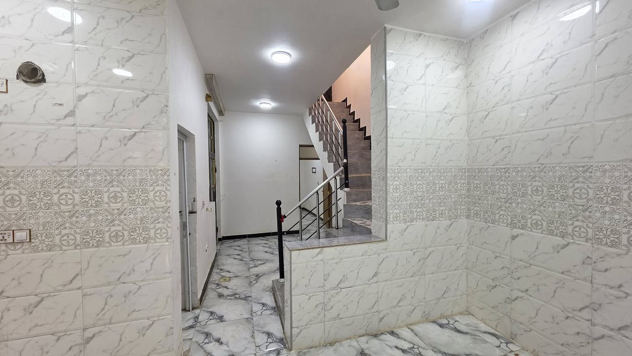 بيت للبيع المساحة ١٠٠م كوت الحكيم شارع زرزور يبعد عن الشارع العام ٣٠٠م البناء طابوق يحتوي على غرفة وهول واستقبال ومطبخ وصحيات داخلية وخارجية السعر ٣٩ مليون وبي مجال للاستفسار مراجعة دلالية احمد السعيدي قرب حسينية بيت خليفة للاتصال *********** أو ***********
