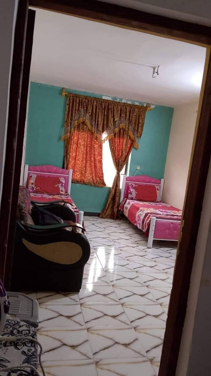 دار للبيع مساحه 160م 
ملك صرف باسمي شارع السكلات منطقة الحفيين الدار زنجيل بضهر الشارع التجاري يحتوي على استقبال +وصاله داخليه كبيره +مطبخ +غرفة  نوم عدد 2+بيتونه كبيره الدار عالي عن الشارع نص متر السعر 135 قابل للتفاوض رقم صاحب الدار ***********واتساب
