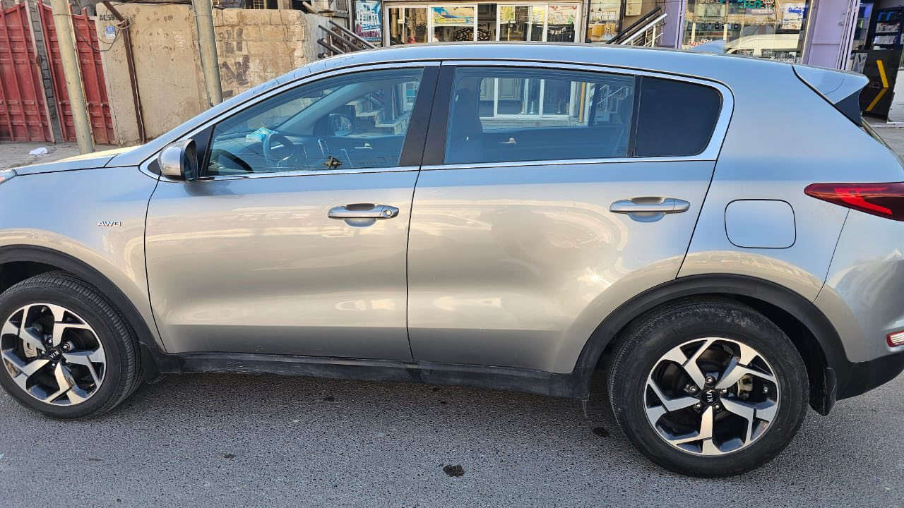 السلام عليكم..رمضان مبارك
للبيع سبورتج موديل  2021
مواصفات معروفه ..
السياره جديده ونضيفه بمعنى الكلمه..
وارد امريكي كلين تايتل..فقط مكانين بارد قليل مع تكحيل  حسب السونار 
ماشية  44ميل استخدام شخصي 
اتريد تحويل اتريد وكالة.
مكان السياره بغداد منطقه الدورة 
السعر 17500$يعني 175ورقه وبيها مجال لشراي..
هاتف ***********
