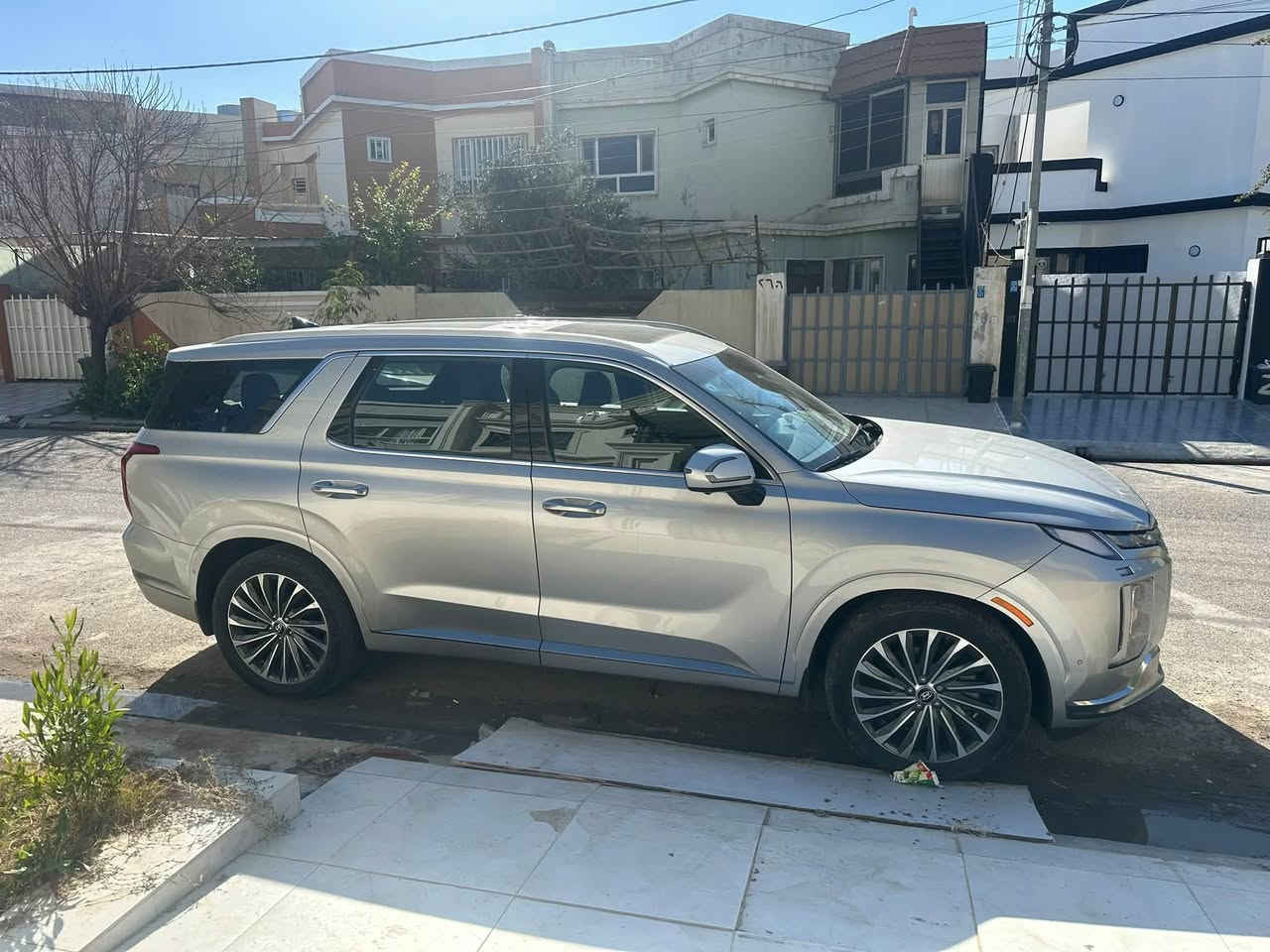 ﷽
للبيع فقط…
‏Hyundai palisade  2023 calligraphy
هونداي بلسايد كلگرافي 
الموديل : 2023
الون : سلفر 
العداد : 42 الف ميل قابل للزياده 

الضرر : نصف دعاميه اماميه فقط تم تبديلها وصبغها باقي السياره سليمه الجاملغ الايمن اجه بداخلها مفتوح فقط تم شده بدن ضرر كل الايرباكات سليمه 
بيها طخه بسيطه بلصندوك داكها بارد موضحه بلصور  قبل لا اسويها…
صور الحادث مرفقه بلمنشور 

المواصفات :-
1-شاشة عرض داتشو 
2-المحرك   v6    3.8 
3-بصمة تشغيل + بصمة ابواب 
4-اصطفاف ذاتي(تقديم + ترجيع عن طريق الريمونت)  
5-فتحة سقف +بانوراما
6-سماعات هارمن كاردن عدد 16
 7-رادار امامي  + خلفي 
8-حساسات امامي + خلفي 
9-كامرات عدد 6  360 درجة 
10-كشنات امامي خزن ميموري 
11-كشنات كهربائي تدفئة وتبريد🥶
12-انارة داخليه (محيطيه) + انارة دشبول 
13-بردات جانبية
14-تبريد مركزي امامي + خلفي منفصل التحكم
15-تحكم ستيرن + شفتات
16-تدفئة ستيرن 
17-مرايا هيتر + تعتيم 
18-صندوق كهربائي شفط + اربع وضعيات فتح صندوق
19-وضعيات قيادة  (5)
20-ويل كب حجم  20 
21-اوتو هولد + نقطة عمياء 
22-سايد بريك بصمة + مثبت سرعة
23-شحن وايرلس 
24-إشارات بالمرايا  + إشارات جانبيه
25-اوتو هولد 
26-تحديد مسار
27-شاشة ديجتال كبيرة
28-تشغيل عن بعد .
29-تدليك كشن . مساج 
30-دفع رباعي 
31-نظام مانع انزلاق 
32-نظام نزول منحدرات
وبعد بيها هوووواي مواصفات معروف الكلگرافي الVIP فول 1/1
السياره رقم بغداد انكليزي 
السعر 320 ورقه 
للستفسار اكثر يرجا الاتصال بلرقم 
***********
***********
