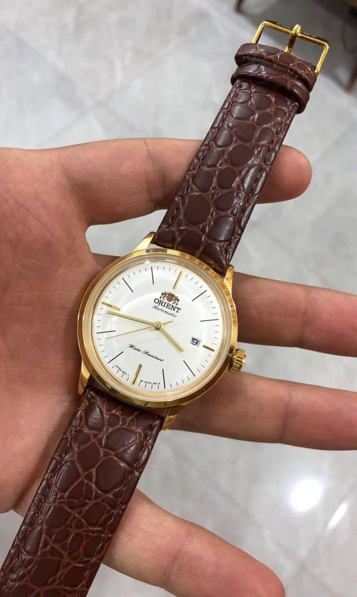 اورينت اوتماتيك ياباني مال بالة انتاج قديم ضد الماء
غير مستخدمة جديدة بالعلبة نظافة ١٠٠٪؜
مكينتها اوتماتيك وتكويك تشتغل نظامين
قطر الساعة 40
طلاء ذهبي ثابت
السعر  65 الف مع التوصيل سعر نهائي


**إذا كنت صاحب هذا الإعلان وتريد حذفه لأي سبب، رجاءا أرسل رسالة إلى الدعم الفني**