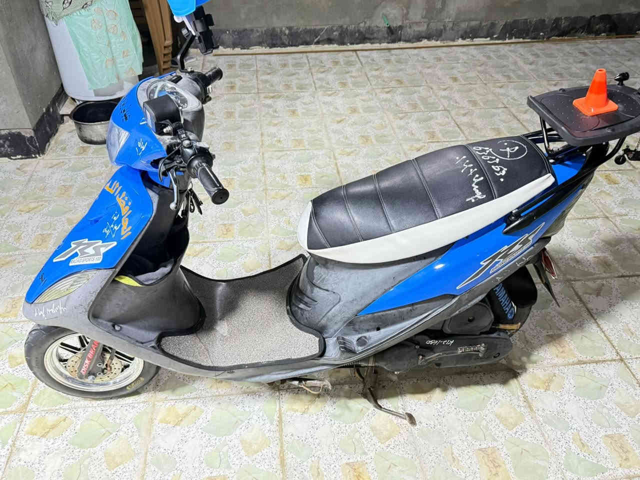 السلام عليكم 
مكلف بالنشر ……

دراجة صارله شهرين نازله من رمبه
كله بلاد برغي ما مفتوح بيه لا مكينه ولا غيره
تجي وتشوف بعينك دراجه انضف من نضيف

مكلف بالنشر اتصال على صاحب الدراجة سعر وباقي تفاصيل
الرقم ***********
