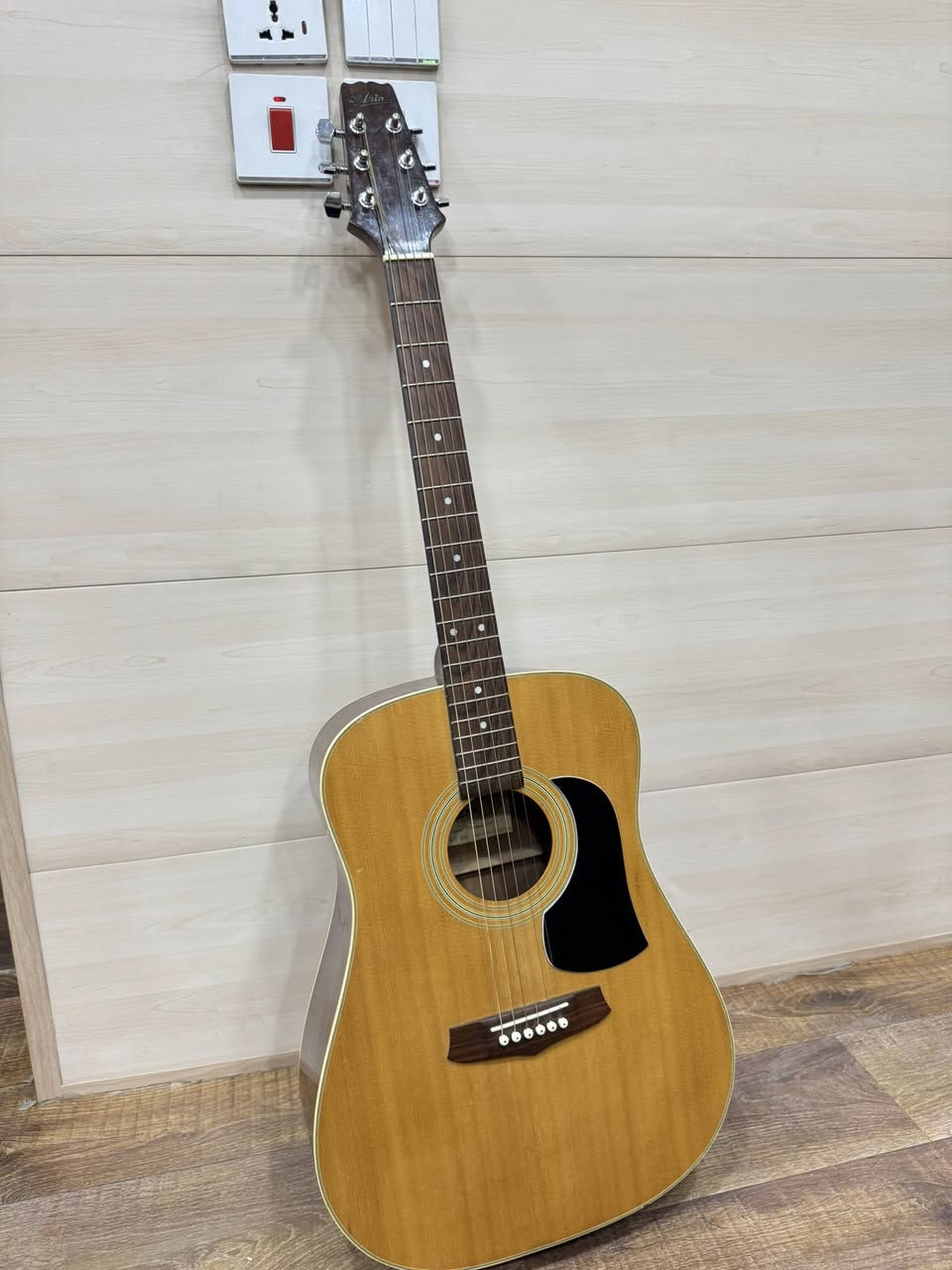 كيتار للبيع
السلام عليكم عندي گيتار مستعمل بشكل بسيط جداً 
وحاليا اريد ابيعه لشخص يحب العزف الاجنبي لان الگيتار 
Acoustic 

السعر  125 وبيه مجال 
الاتصال على الرقم ***********
