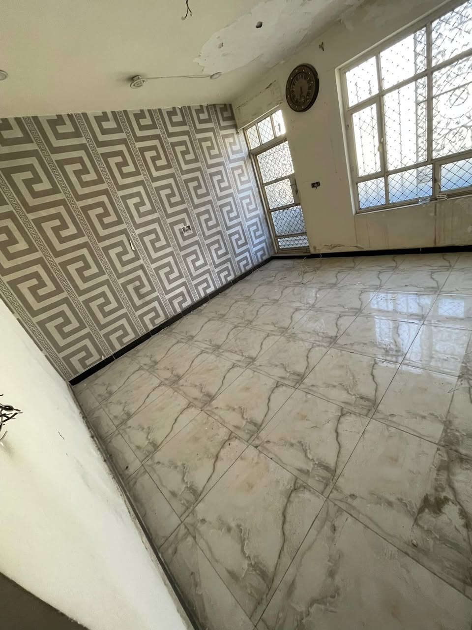 السلام عليكم بيت زراعي سند ٢٥للبيع ٥٥ متر واجهَ ٥ نزال ١١ 
يتكون صالة كبيره وهول ومطبخ متداخل وحمام وترك 
الطابق الثاني غرفتين نوم البيت حلو مكانه بعد احله العنوان الدوره كفائات الصحة قرب حسينية الزهراء (ع)المنطقه كامله من مجاري تبليط كهرباء  للستفسار اتصل وتدلل *********** الرقم بي واتساب
