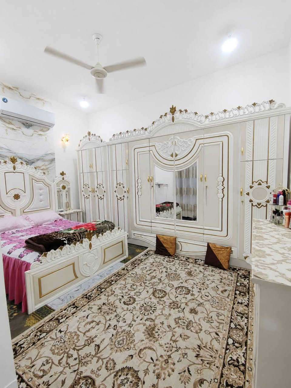 بيت 150 متر بالإسكان الصناعي
 النزله الثانية عرض شارع 15 متر تبليط  
الطابق الأول // طارمه وحديقه استقبال وصاله وغرفتين نوم ومطبخ وصحيات داخليه وخارجيه
الطابق الثاني // يتكون من غرفتين نوم وصاله وصحيات
السعر والتفاصيل اتصل ***********
