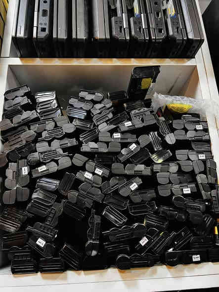 السلام عليكم بطاريات لابتوب مستخدم 
كميه محدودة 
سعر البطارية وليس الخليه 2000دينار 
شرط الاصابع بالداخل شغالات وبيهن امبريه عاليه وعلى الضمان 
توجد خدمة توصيل كل المحافظات ب5 الف دينار 
عنوان بابل الحله شارع 40 
***********
