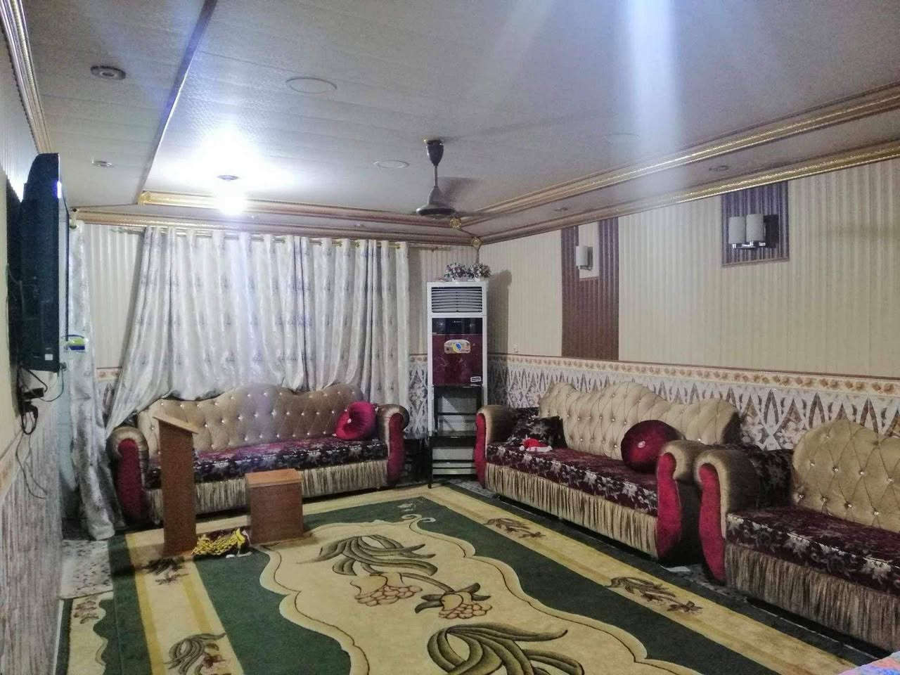 #يتوفر لدينا بيت للبيع في حي ١٨ العسكري الجديد قرب شارع الحمداني المساحه٣٠٠متر طابق واحد بناء طابوق
الواجه ١٥متر والنزال ٢٠متر
#التفاصيل يحتوي البيت على ٣غرف نوم واستقبال كبير ومطبخ وصحيات وكراج كبير  طابق واحد
#السعر ١٥٠ مليون
للاستفسار الاتصال على الرقم *********** *********** او خاص
