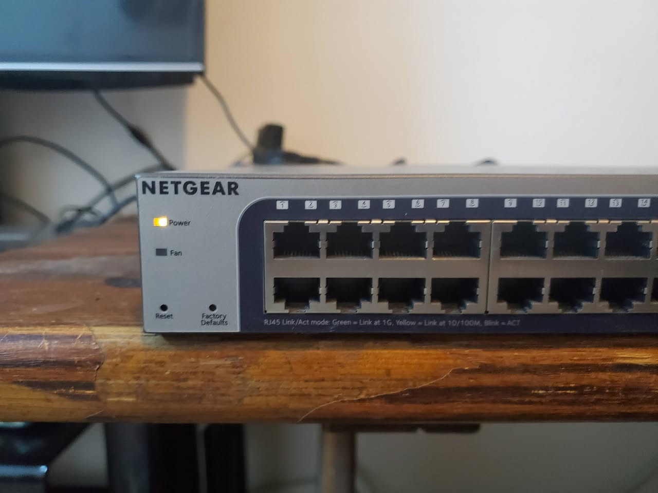 سوج netgear جديد غير مستعمل (بدون كارتون) مشتري من النبع جديد مو بالة  
48  منفذ كيكا عدد 
منفذ ضوئي عدد 4
قابل للبرمحة 
السعر 125 قفل 
***********
