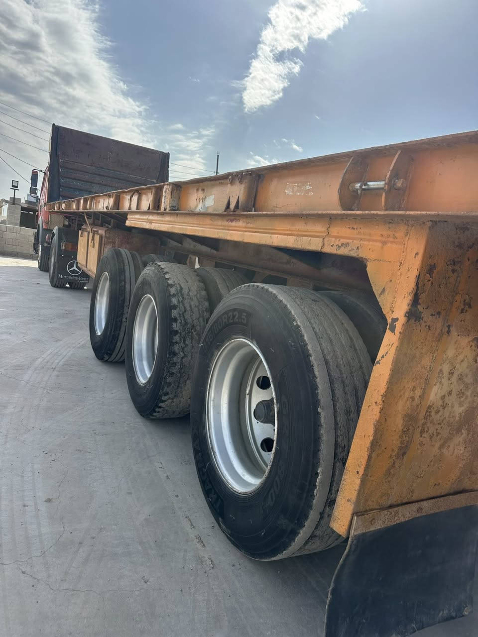 السلام عليكم عربانه مزوج 3 دنكير تايرات 22،5 عربانه جاهزه وحماله طول 12.5 معروضه بسعر مناسب اتصل وتدلل *********** حيدر .
