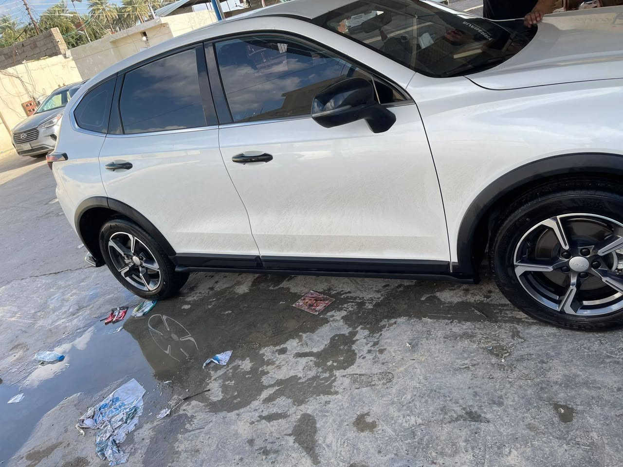 هافال جوليان برو موديل 2025 شركه ضمان مليون كيلو متر   الرقم موجود بل مرور الحسينيه بغداد تثبيت الرقم على الشركه كله
🔧 المحرك والأداء

محرك: 4 سلندر تيربو
السعة: 1.5 لتر
القوة: حوالي 147–150 حصان
العزم: تقريبًا 220 نيوتن.متر
القير: أوتوماتيك DCT مزدوج القابض (7 سرعات)
الدفع: أمامي (FWD)
⛽ استهلاك الوقود
اقتصادي نسبيًا: حوالي 15–18 كم/لتر (حسب القيادة)
🛡️ الأمان
6 وسائد هوائية
نظام الثبات الإلكتروني (ESP)
نظام مانع الانزلاق
مساعد صعود المرتفعات
تحذير من التصادم الأمامي
فرملة طوارئ أوتوماتيكية
نظام المحافظة على المسار
حساسات + كاميرا 360 درجة (في الفئات العليا)
📱 التكنولوجيا والترفيه
شاشة وسطية كبيرة (10.25 إلى 12.3 إنش)
شاشة عدادات رقمية
دعم Apple CarPlay و Android Auto
شحن لاسلكي
نظام صوتي جيد
تشغيل بالبصمة أو زر
🚘 التصميم الخارجي
شكل جديد أكثر رياضي
شبك أمامي كبير مميز
إضاءة LED أمامية وخلفية
جنوط 17 أو 18 إنش
🛋️ الداخلية
مقاعد جلد (في الفئات العليا)
تحكم كهربائي بالمقاعد
مكيف أوتوماتيك
مساحة جيدة للعائلة
السعر 230$
للاستفسار ***********
