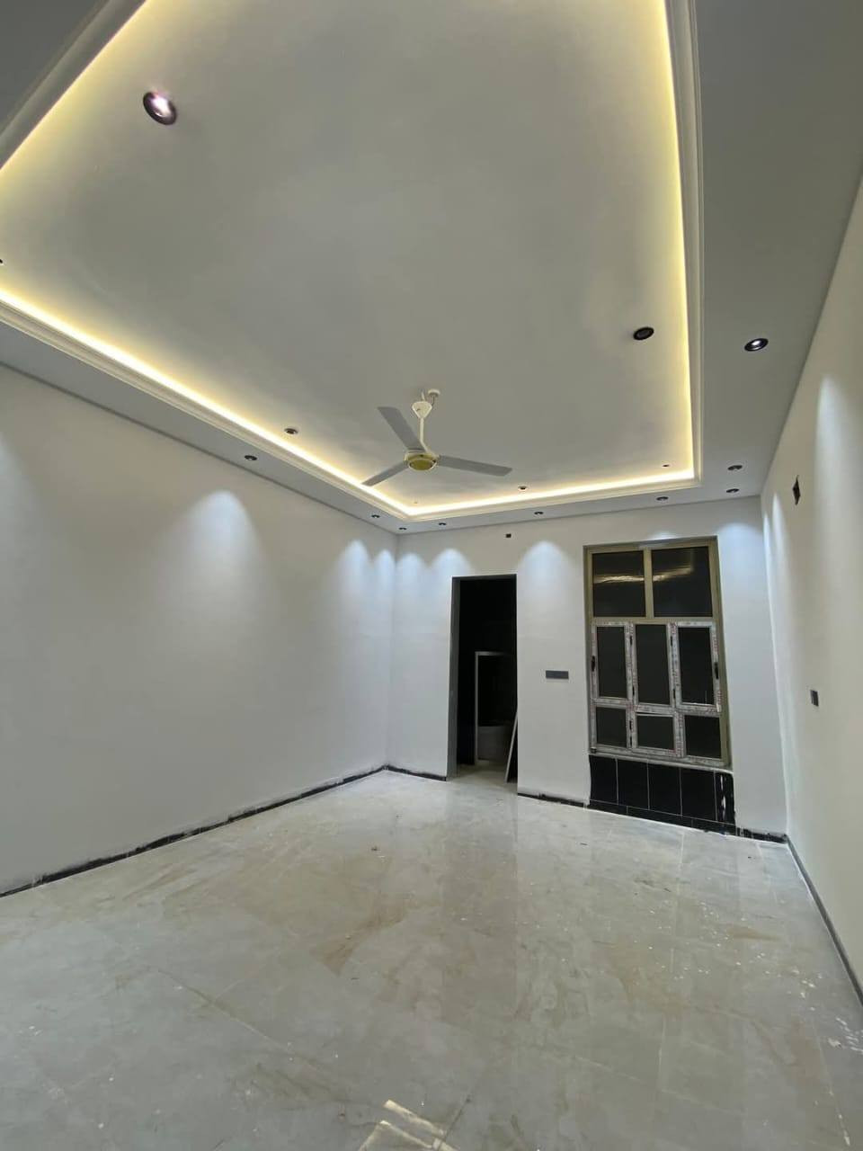 دار للبيع طابو زراعي مع قطعه ارض  تنازل مباشر
ملاحظه تصوير قديم قبل تأثيث
الموقع الصوفيه الشارع اربعين خلف لبسه بخمسه .

المساحه٣٥٢ متر .  

يتكون الدار من طابقين ٤ غرف نوم .. 

الطابق الاول استقبال صاله مطبخ كبير كراج سياره حديقه  غرفة نوم وغرفه اطفال صحيات خارجيه و داخليه.. نضام سويت

الطابق الثاني  غرفتين صاله صحيات بلكونات للغرف..

الفيديو موضح التفاصيل كامله 

الدار كامل.  بناء 2025.. 

للاستفسار والتواصل 
***********
‏‪0776 599 8620‬‏
