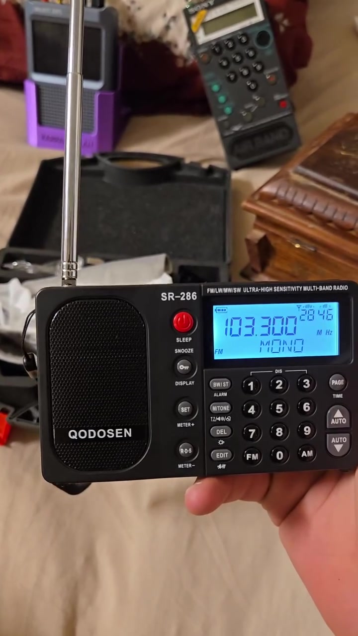 العملاق 286-QODOSEN SR جديد مع كامل الملحقات
إذا كنت من محبي الراديو والاستماع بعيد المدى، فهذا الجهاز يعد خيارًا مميزًا بفضل حساسية الاستقبال العالية وجودة الصوت الممتازة.
✅ يدعم نطاقات: • FM • AM • SW (الموجات القصيرة)
⭐ المميزات:
استقبال قوي وثابت.
صوت نقي وواضح.
مناسب لهواة الراديو، ومحبي استكشاف المحطات العالمية.
تصميم أنيق وسهل الحمل والاستخدام.
الجهاز بحالة ممتازة وجاهز للاستخدام.
📩 للاستفسار أو معرفة السعر، تواصل عبر الخاص


**إذا كنت صاحب هذا الإعلان وتريد حذفه لأي سبب، رجاءا أرسل رسالة إلى الدعم الفني**